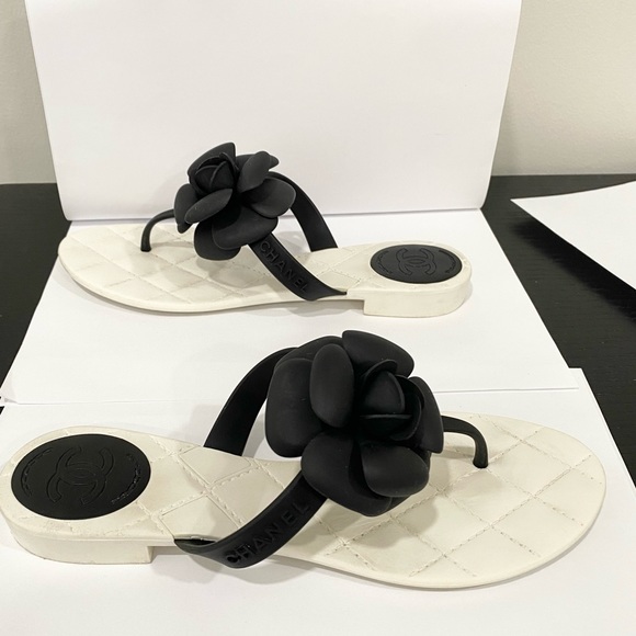 🖤🤍🖤Chanel Quilted Sandals - Picture 2 of 11